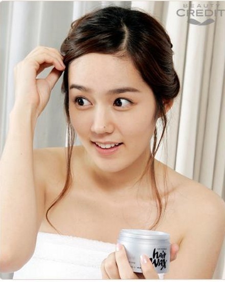 24. Nữ diễn viên Han Ga In sinh năm 1982, 30 tuổi.